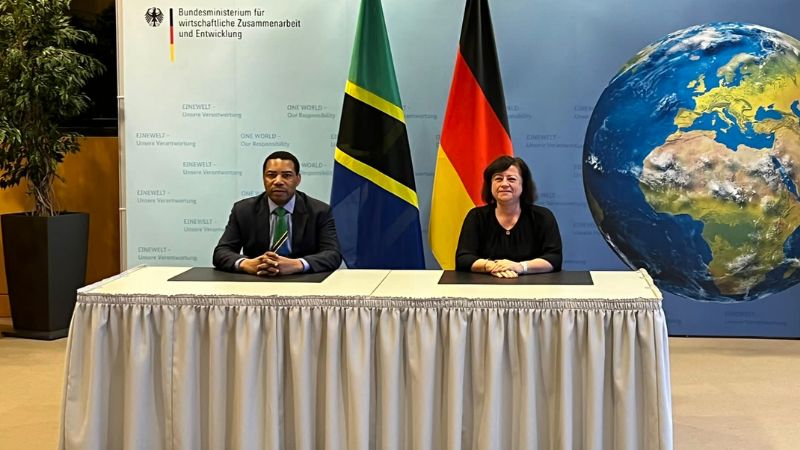 Minister Nchemba of Tanzania with Kofler of Germany